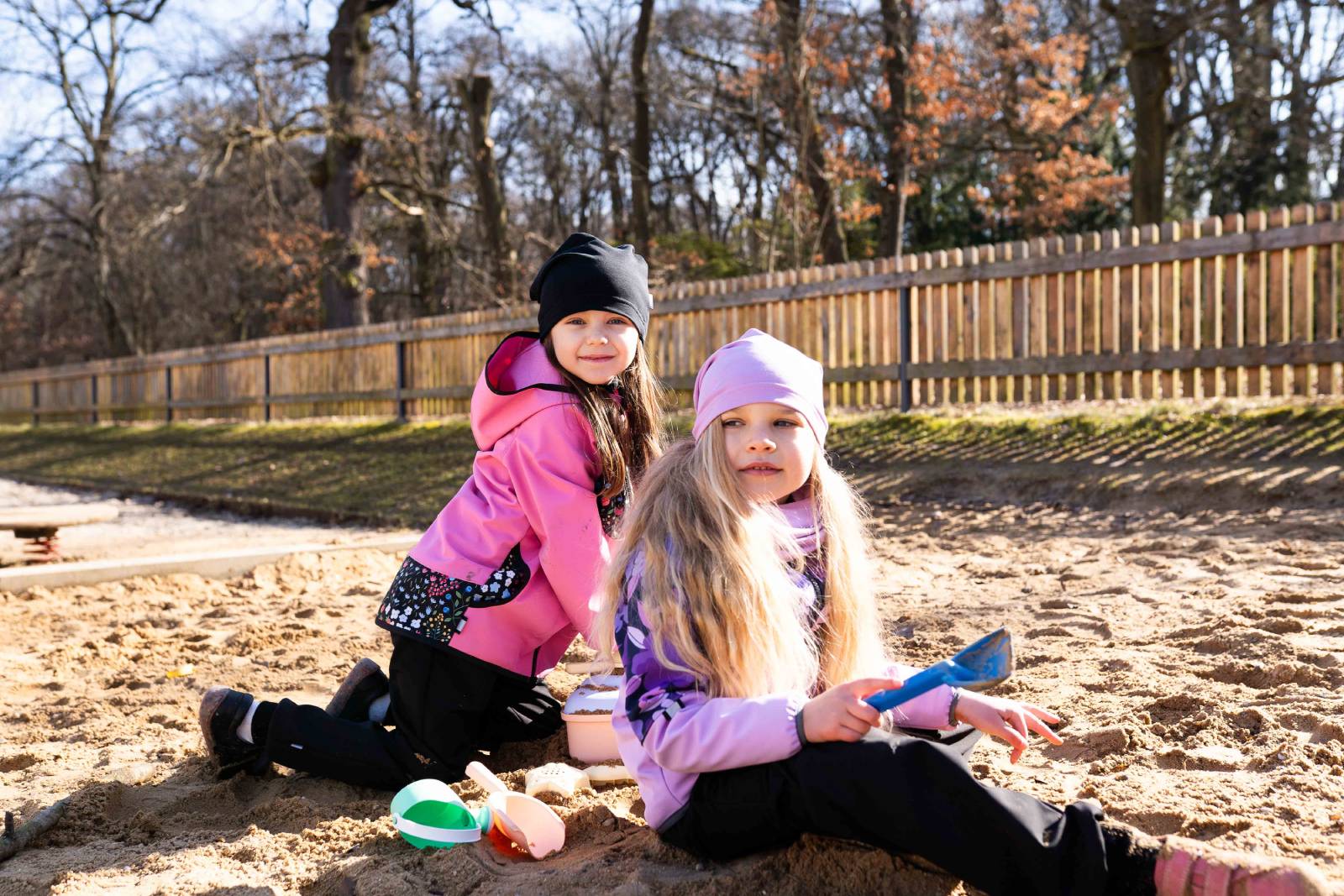 Jar vonku je v pohode aj v piesku. Stačí deťom obliecť poriadnu softshellovú súpravu.